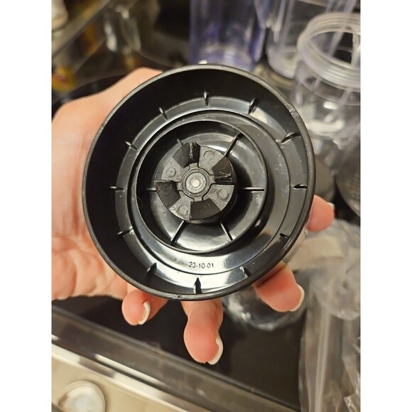 Lot Of 16 Pieces Nutribullet Assorted Cups & Lids / Tops + 1 Blade (Untested) - Picture 5 of 12